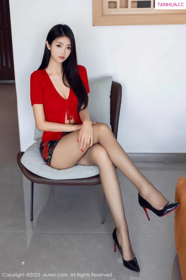 可乐Vicky  [XiuRen]高清写真图 2023.08.18 No.7249 可乐Vicky 短裙美腿第2张图片